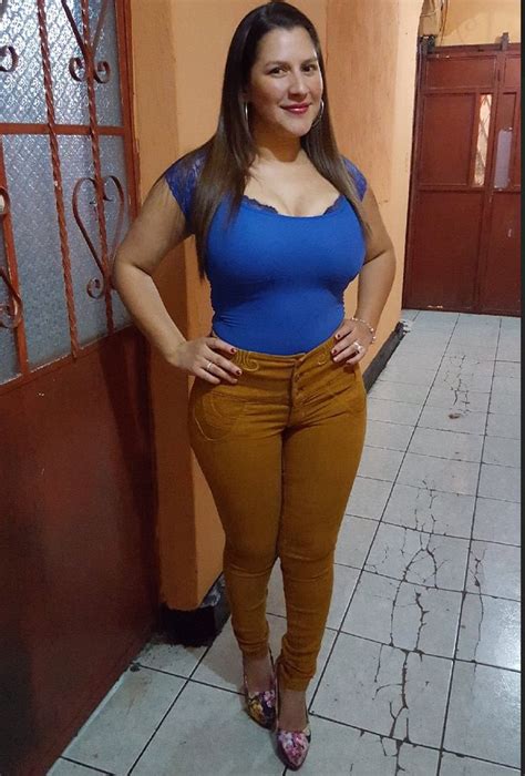 Latina de grandes tetas y culo solo quiere verga